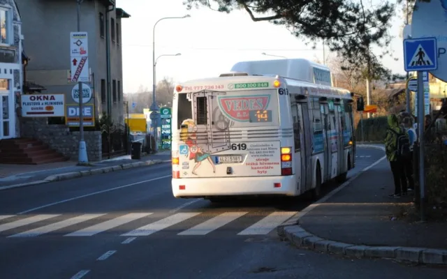 Autobus zastavuje těsně u přechodu