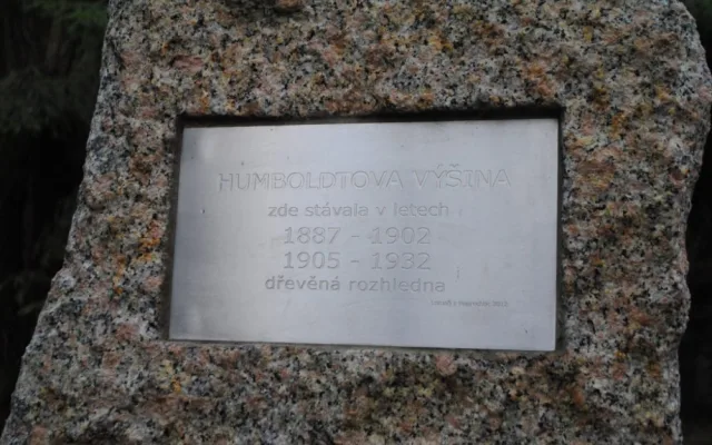 Na obelisku je připomínka rozhleden