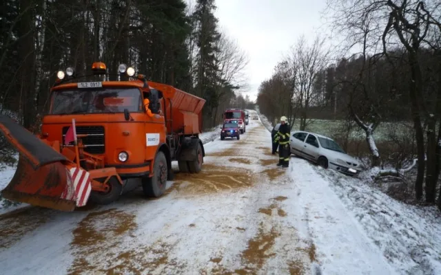 Auta zůstala uvězněna mezi Jenišovicemi a Frýdštejnem. Foto: HZSLK