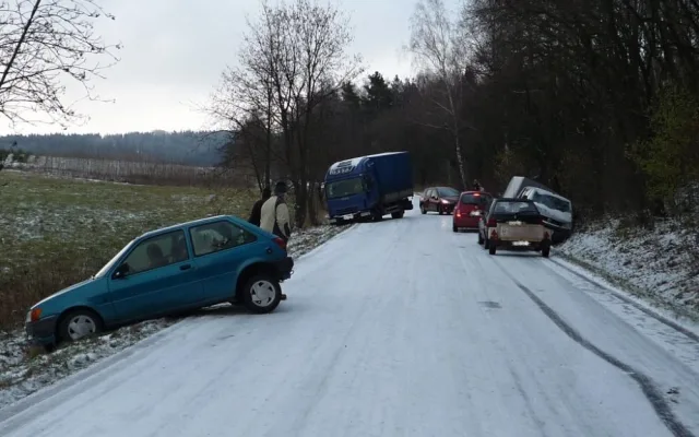 Auta zůstala uvězněna mezi Jenišovicemi a Frýdštejnem. Foto: HZSLK