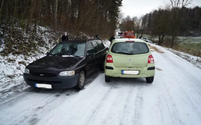 Auta zůstala uvězněna mezi Jenišovicemi a Frýdštejnem. Foto: HZSLK
