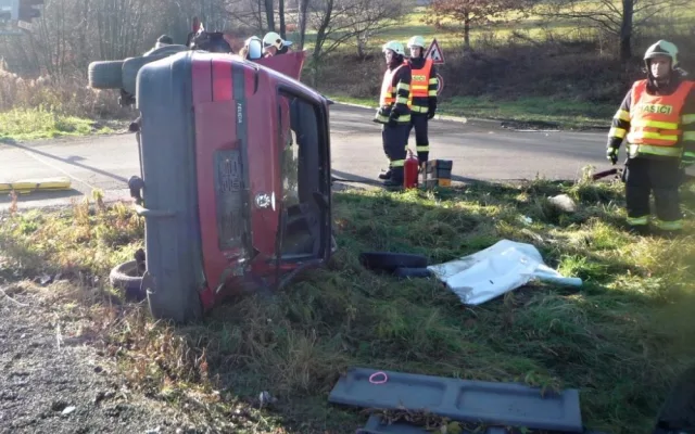 Nehoda ve Višňové. Auto zůstalo na boku. Foto: HZSLK