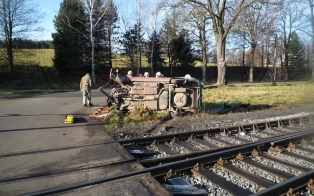 Nehoda ve Višňové. Auto zůstalo na boku. Foto: HZSLK