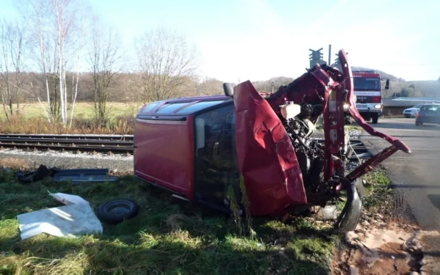 Nehoda ve Višňové. Auto zůstalo na boku. Foto: HZSLK