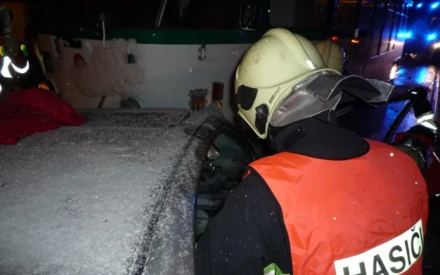Octavie zůstala po nárazu napasovaná v tramvaji. Foto: HZSLK