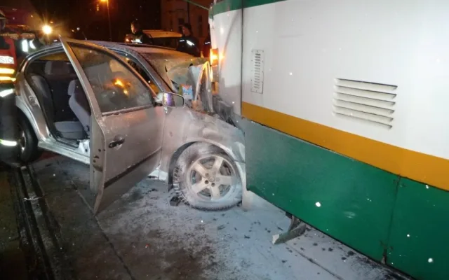 Octavie zůstala po nárazu napasovaná v tramvaji. Foto: HZSLK