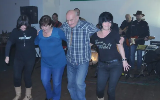 Kapela i hosté vytvářeli v průběhu večera zajímavé taneční a hudební kreace