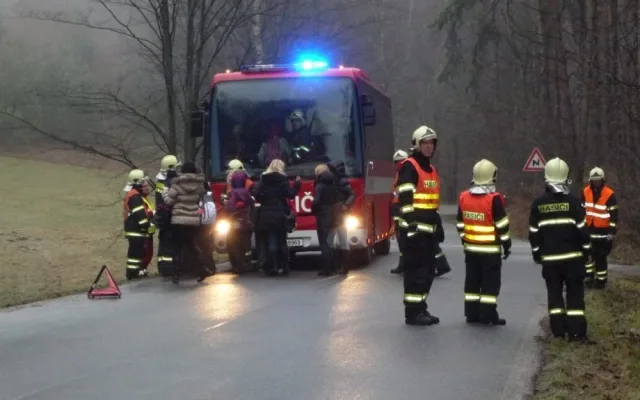 Děti do Liberce převezl hasičský autobus. Foto: HZSLK