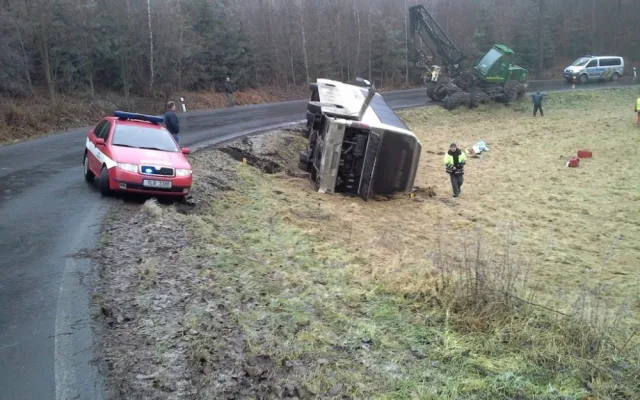 Autobus se v "esíčku" převrátil na bok. Foto: HZSLK