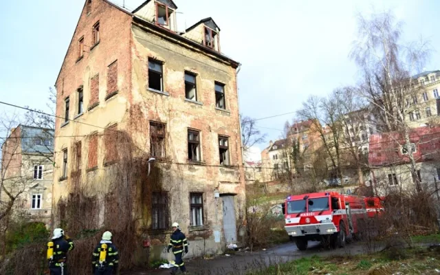 Hasiči zachránili šest osob. Foto: HZSLK/Radek Poloprutský