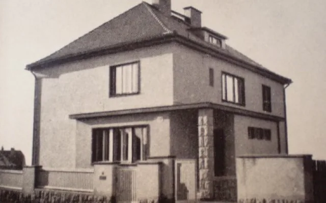Historický pohled na vilu. Vchod do vily z ulice Na Okruhu. Foto: LIBEREC:REICHENBERG