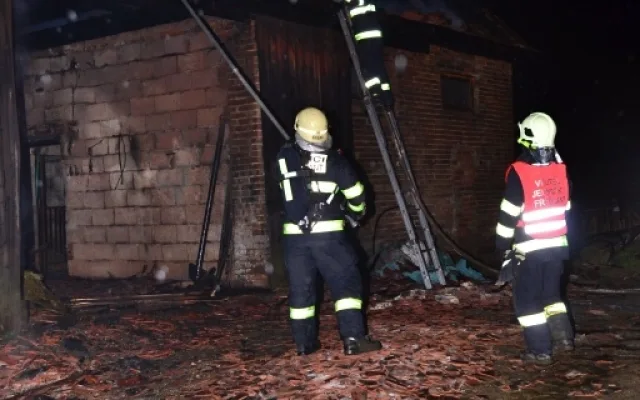 Hasiči zachránili před uhořením ustájené koně. Foto: HZSLK
