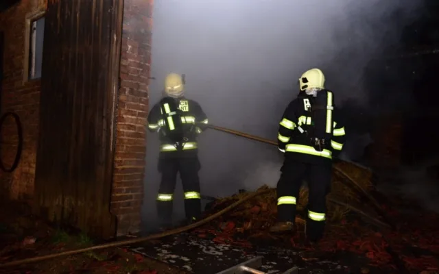 Hasiči zachránili před uhořením ustájené koně. Foto: HZSLK