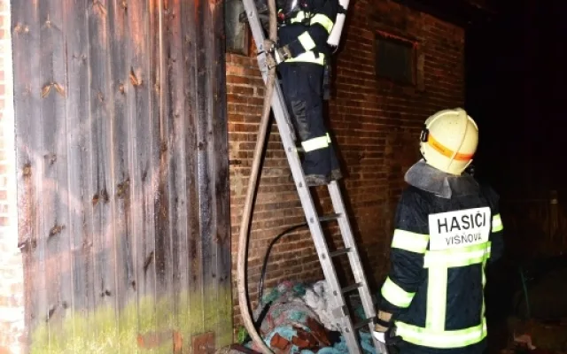 Hasiči zachránili před uhořením ustájené koně. Foto: HZSLK
