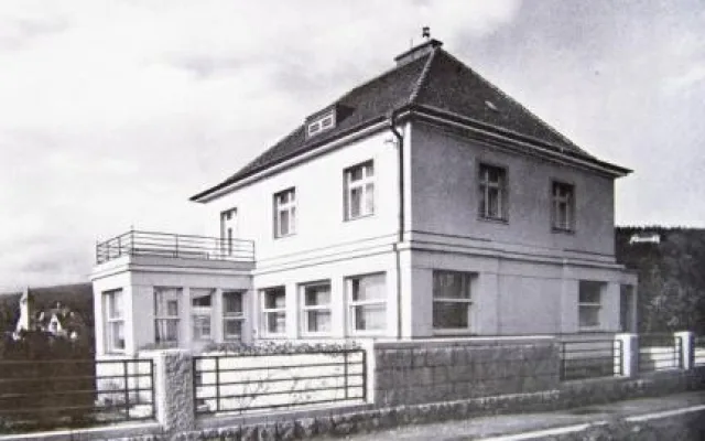 Historický pohled na vilu. Za povšimnutí stojí i budova Lidových sadů v pozadí. Foto: LIBEREC:REICHENBERG
