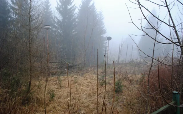 Tady bývalo hřiště. Jeho známky ale najdete jen při detailním pohledu