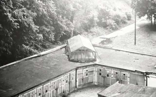 Pohled na garáže do míst, kde dnes stojí krajský úřad. Foto: LIBEREC:REICHENBERG