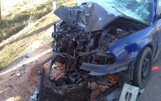 Řidič s osobním vozem Škoda Octavia čelně narazil do plošiny energetického podniku. Foto: HZSLK