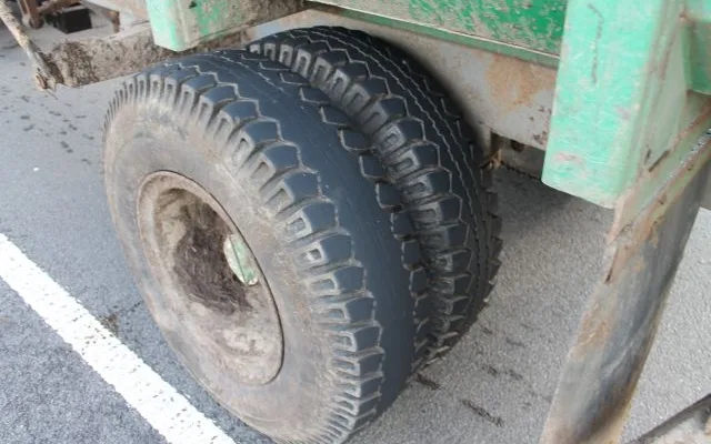 Traktorista měl na přívěsu sjetou pneumatiku. Foto: Policie ČR