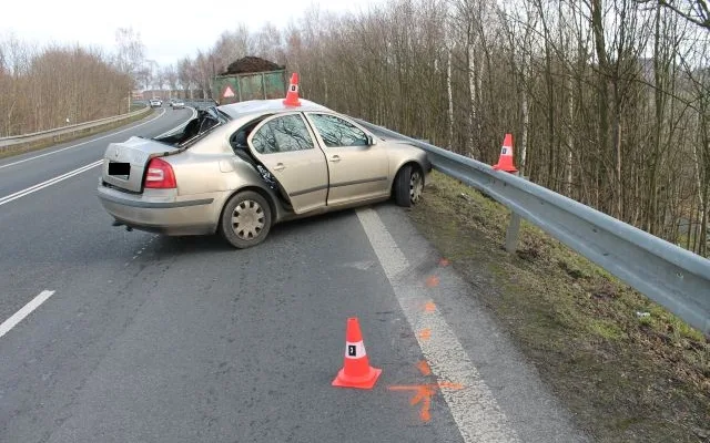 Řidič narazil svou Octavií do traktoru a svodidel. Foto: Policie ČR