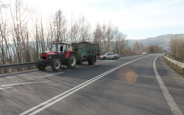 Řidič narazil svou Octavií do traktoru a svodidel. Foto: Policie ČR