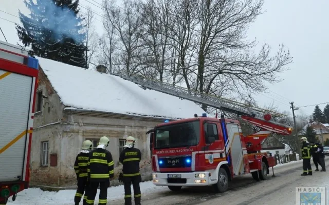 Saze hořící v komíně zaměstnaly dvě jednotky hasičů. Foto: Hasiči Hrádek nad Nisou