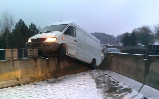U Makra skončila dodávka na betonové zábraně. Foto: Odtahová služba Říha