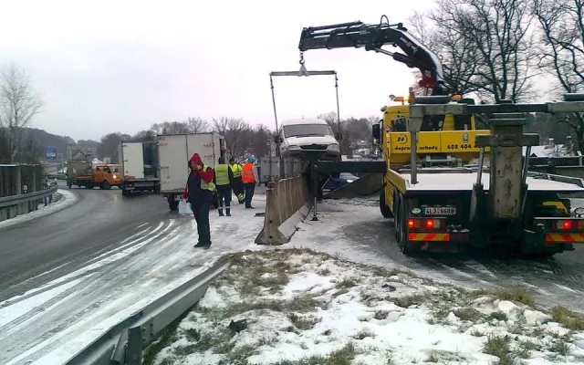 U Makra skončila dodávka na betonové zábraně. Foto: Odtahová služba Říha