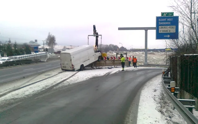 U Makra skončila dodávka na betonové zábraně. Foto: Odtahová služba Říha