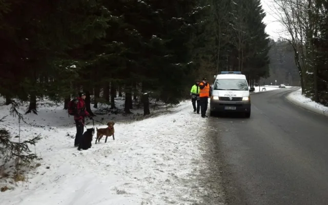 Policisté pátrají společně s hasiči po ztracené ženě. Foto: HZSLK