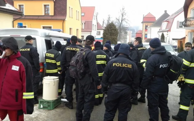 Policisté pátrají společně s hasiči po ztracené ženě. Foto: HZSLK