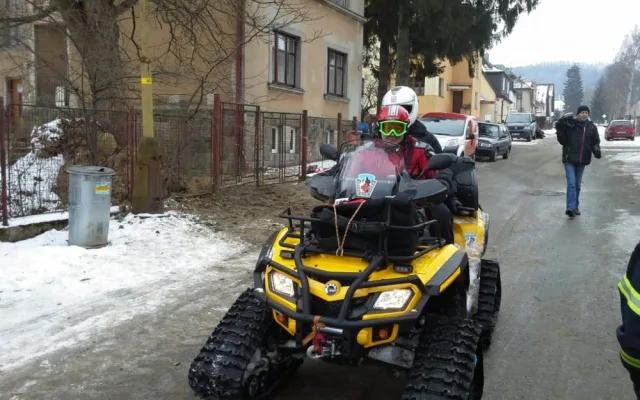 Policisté pátrají společně s hasiči po ztracené ženě. Foto: HZSLK