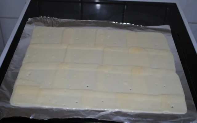 Plátky po vyndání z trouby. Teď je nutné trefit chvíli, kdy půjde sýr nejlépe sundat z alobalu.