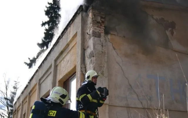 V Hanychově zasahovaly tři jednotky hasičů. Foto: HZSLK