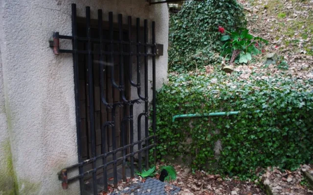 Za těmito dveřmi bylo v roce 1945 popraveno 18 lidí