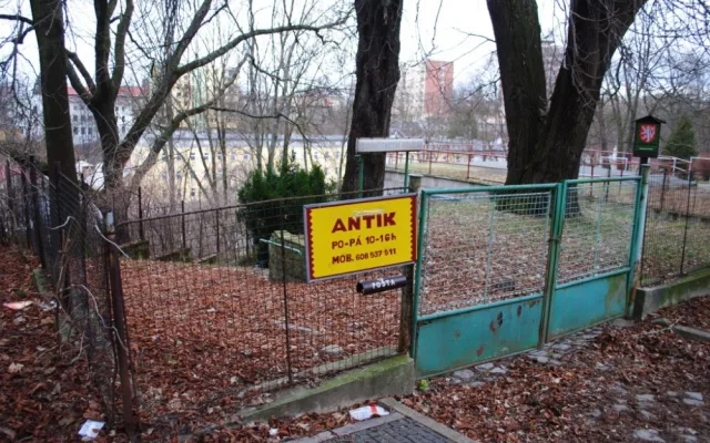 Je zamčeno, na plotě je stále cedule Antik.