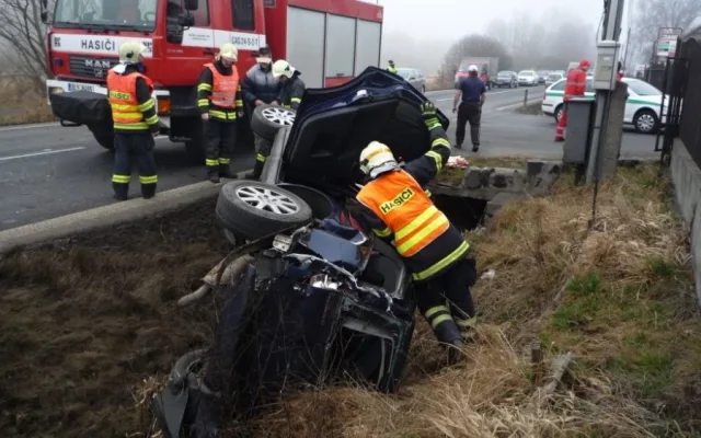 Mondeo skončilo po nehodě na boku mimo silnici. Foto: HZSLK