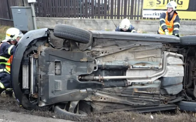 Mondeo skončilo po nehodě na boku mimo silnici. Foto: HZSLK