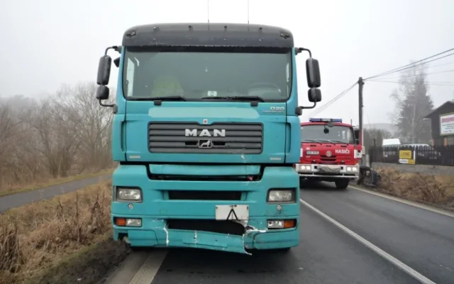 Mondeo skončilo po nehodě na boku mimo silnici. Foto: HZSLK