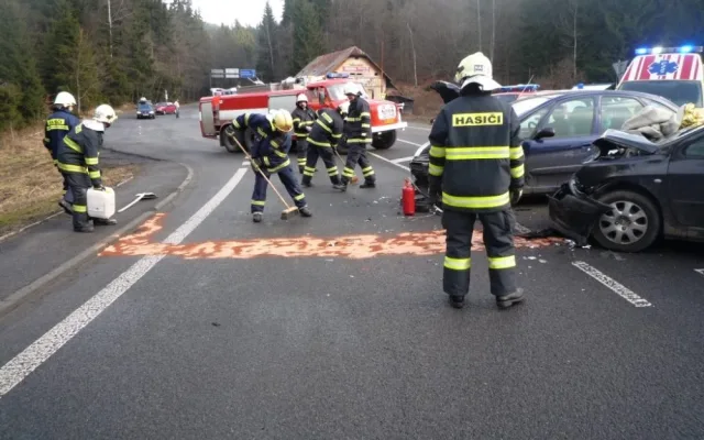 Při nehodě u Harrachova se zranili čtyři cizinci. Foto: HZSLK