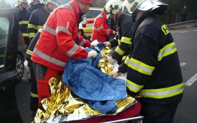 Při nehodě u Harrachova se zranili čtyři cizinci. Foto: HZSLK