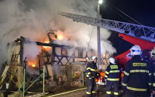 Na Frýdlantsku lehlo popelem stavení plné zvířat. Foto: HZSLK