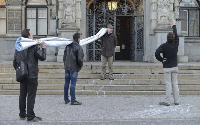 Obří plachta visí na radnici od úterního rána. Foto: Roman Dobeš