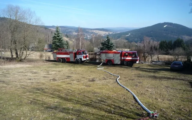Požár trávy ve Smržovce zaměstnal tři jednotky hasičů. Foto: HZSLK