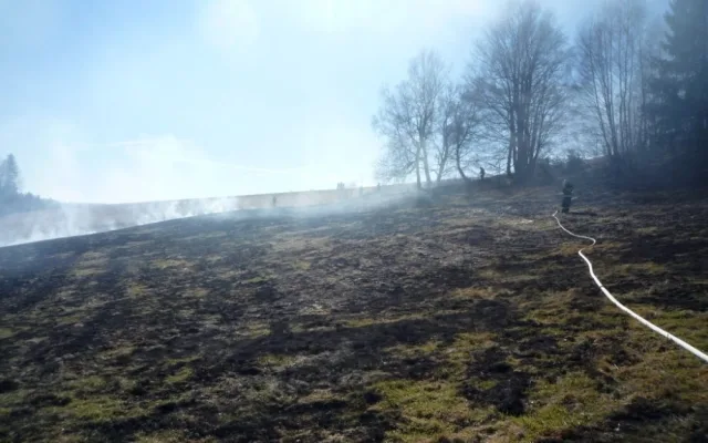 Požár trávy ve Smržovce zaměstnal tři jednotky hasičů. Foto: HZSLK