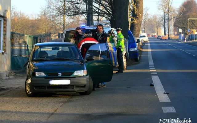 Projíždějící Seat Arosa srazil chodce u místní pošty. Foto: Jiří Dušek