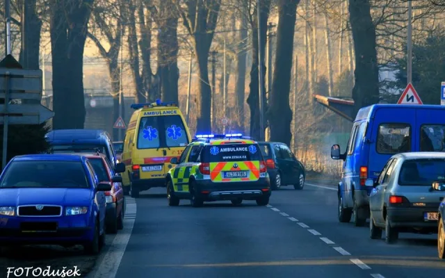 Projíždějící Seat Arosa srazil chodce u místní pošty. Foto: Jiří Dušek