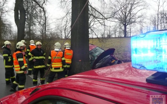 Řidič vyvázl ze Seatu bez zranění. Foto: Hasiči Hrádek nad Nisou