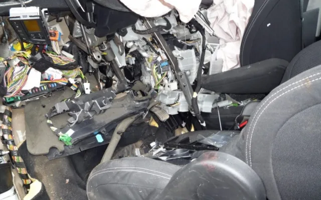 Řidič Citroenu utrpěl těžká poranění. Foto: HZSLK