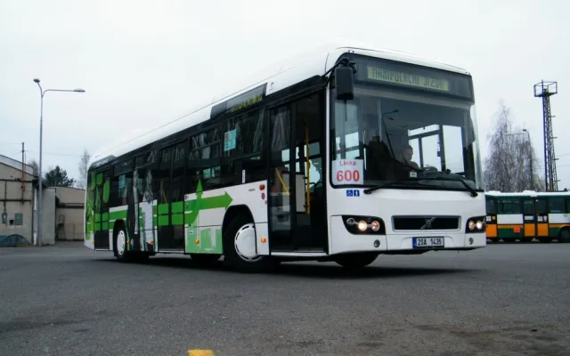 Liberecké ulici brázdí od úterý nový bezbariérový autobus Volvo